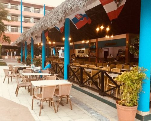 main-pool-bar-and-snack